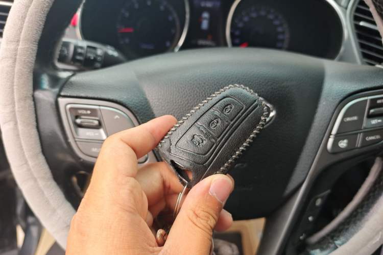 Used Hyundai Santa Fe 2013 2.0T Automatic All-Wheel Drive Top Trim Vehicle Key