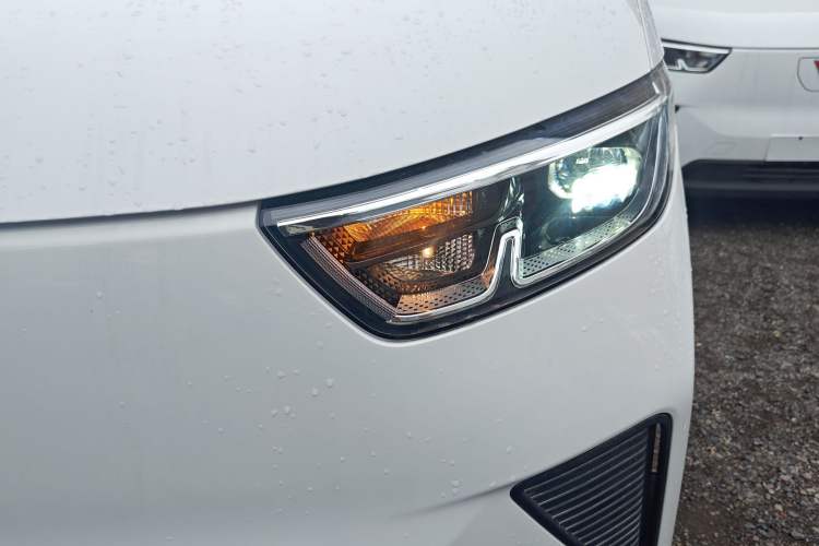 Used Wuling Yangguang 2024 300KM Comfort Version Passenger Van 75kW