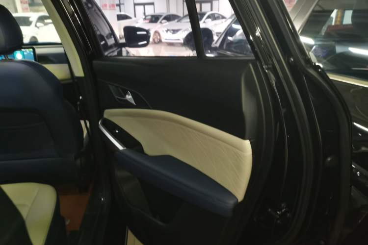 Used SOL X8 2021 300T DCT Leading Smart Connectivity Version 7 Seats