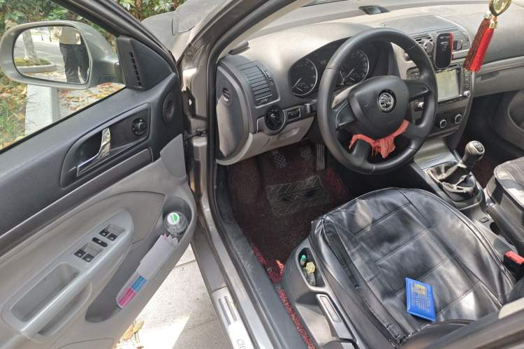 Used Skoda Octavia 2015 Classic Model 1.6L Manual Eado Version Driver Seat