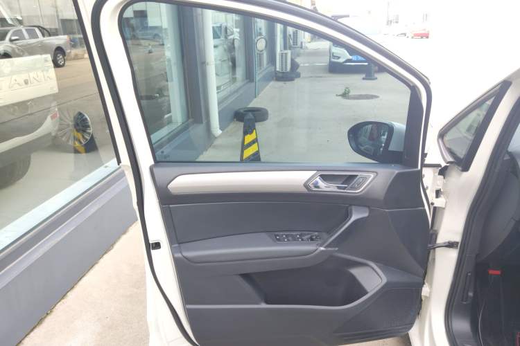 Used Volkswagen Touran 2018 Volkswagen Touran L 280TSI DSG Comfort Edition 7 Seats China VI Standard
