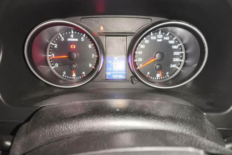 Used Haval H6 2015 Upgraded Model 1.5T Manual Two-Wheel Drive Elite Version Odometer Close Up