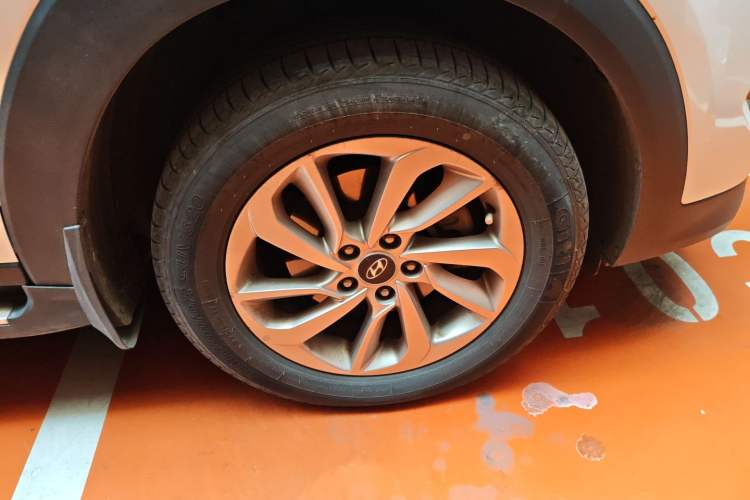 Used Hyundai Tucson 2015 1.6T Dual-Clutch Two-Wheel-Drive Smart Model Right Front Wheel Hub