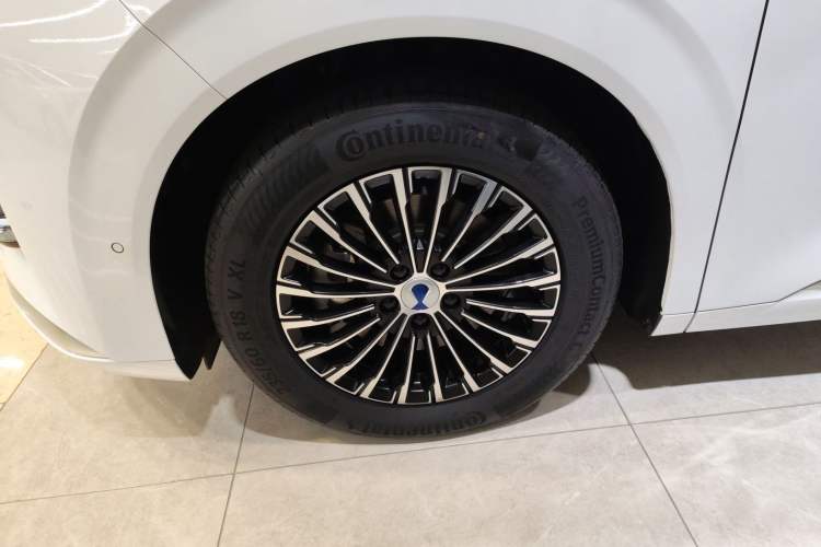 Used Denza D9 2025 DM-i Intelligent Drive 1020 Four-Wheel Drive Flagship Model
