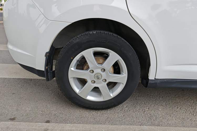 Used Venucia R50 2013 1.6L Manual Fashion Edition Exterior 5