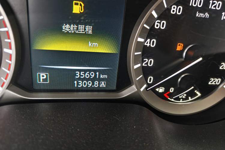 Used Nissan Terra 2018 2.5L Automatic 2WD Luxury Edition Odometer Close Up