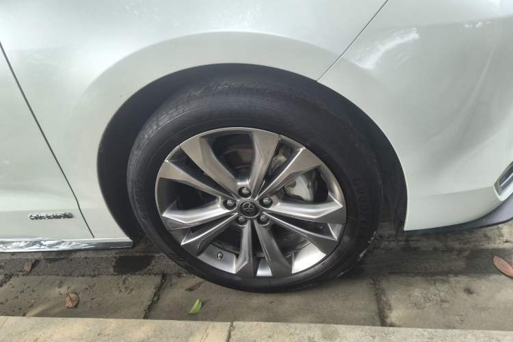 Used Toyota SIENNA 2021 2.5L Hybrid Premium Edition Right Front Wheel Hub