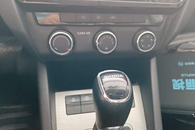 Used Skoda Octavia 2022 1.5L Automatic Comfort Edition Audio And AC Panel