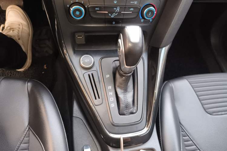 Used Ford Focus 2018 Hatchback Classic 1.6L Automatic Trendy SmartDrive Edition Gear Lever