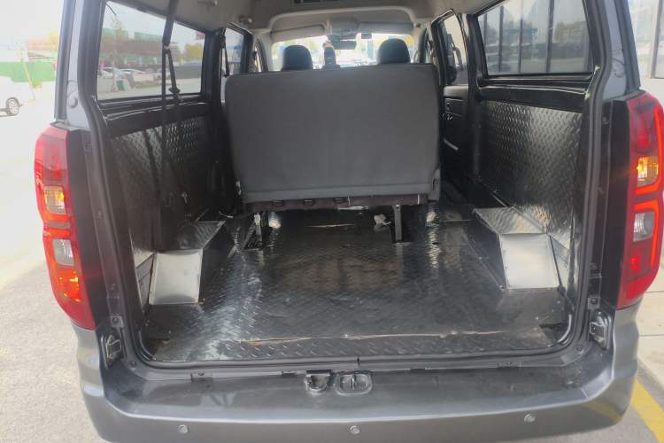 Used Jinbei Gold Hiace 2021 1.5L Passenger Van Travel Lion 6-Seater Trunk