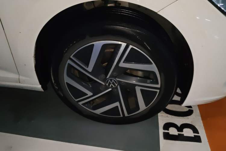 Used Volkswagen Sagitar 2023 280TSI DSG Excellence Plus Edition Right Front Wheel Hub