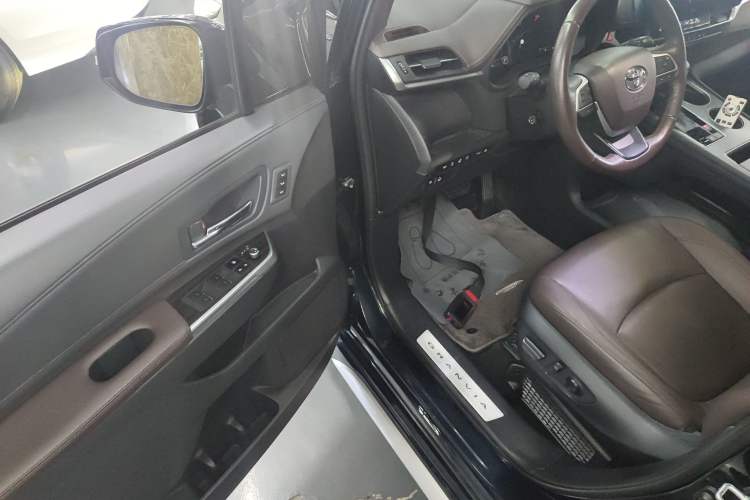 Used Toyota Granvia 2023 2.5L Hybrid Flagship VIP Edition