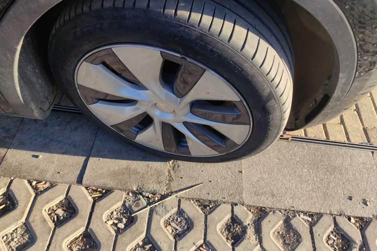 Used Tesla Model Y 2022 Revised Version Rear-Wheel Drive Right Front Wheel Hub