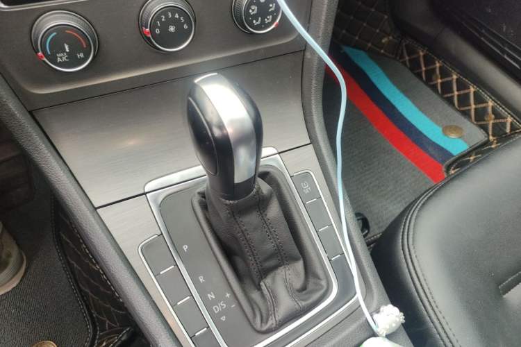 Used Volkswagen Golf 2014 1.6L Automatic Comfort Model Gear Lever