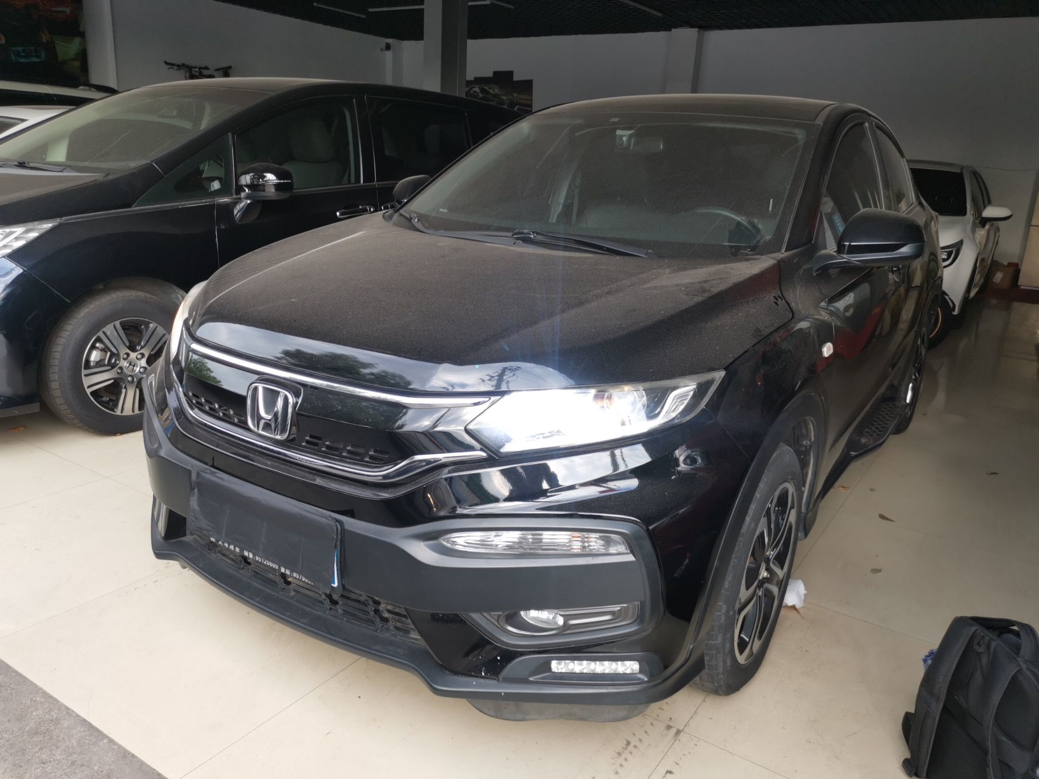 Под передней частью автомобиля