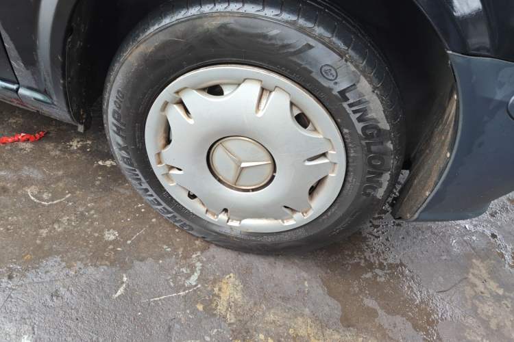 Used Mercedes-Benz Vito 2011 2.5L 7-seater executive version Right Front Wheel Hub