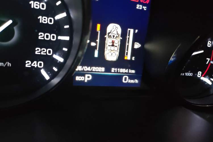 Used Land Rover Discovery Sport 2016 2.0T HSE Odometer Close Up