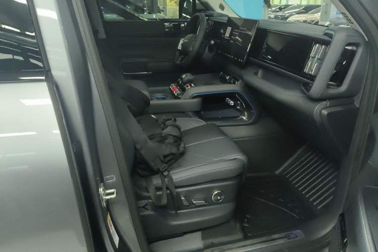 Used Formula Leopard 5 2023 Navigator Edition
