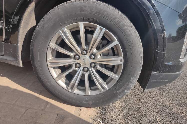 Used Cadillac XT5 2017 Anniversary Edition 28T Four-Wheel Drive Luxury Model Right Front Wheel Hub