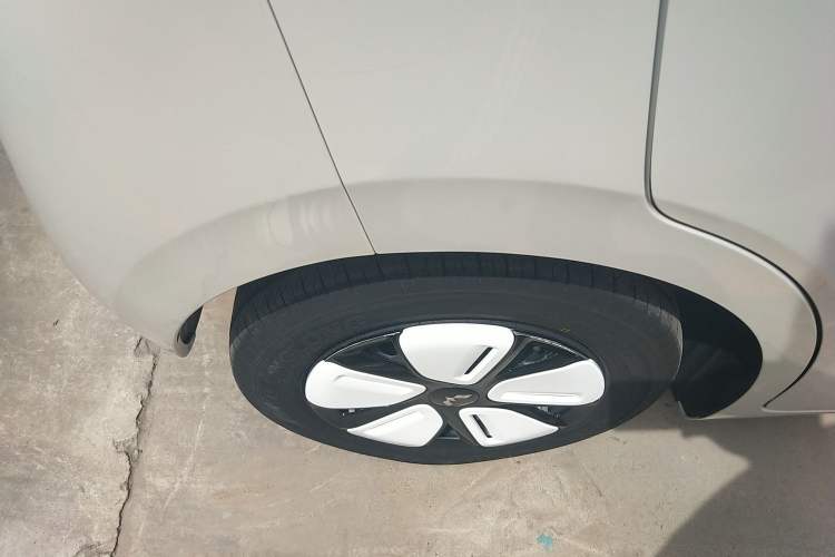 Used Wuling Hongguang MINIEV 2025 Four-Door Version Premium Edition Right Rear Wheel Hub