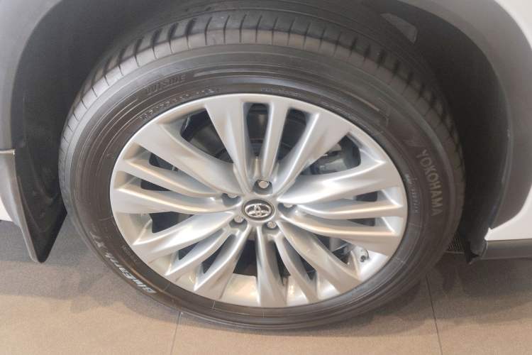 Used Toyota Highlander 2022 Dual-Engine 2.5L Four-Wheel Drive Prestige Version 7 Seats Right Front Wheel Hub