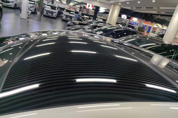 Used Tesla Model Y 2023 Rear-Wheel-Drive Version Roof