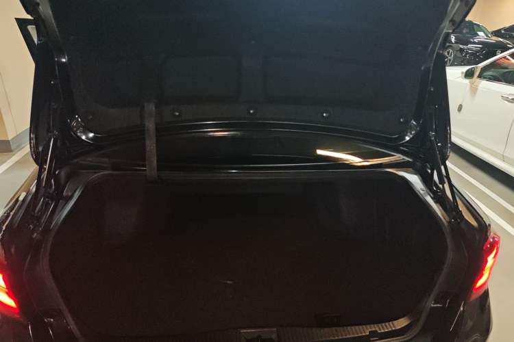 Used Toyota Crown 2015 2.0T Fashion Edition Trunk