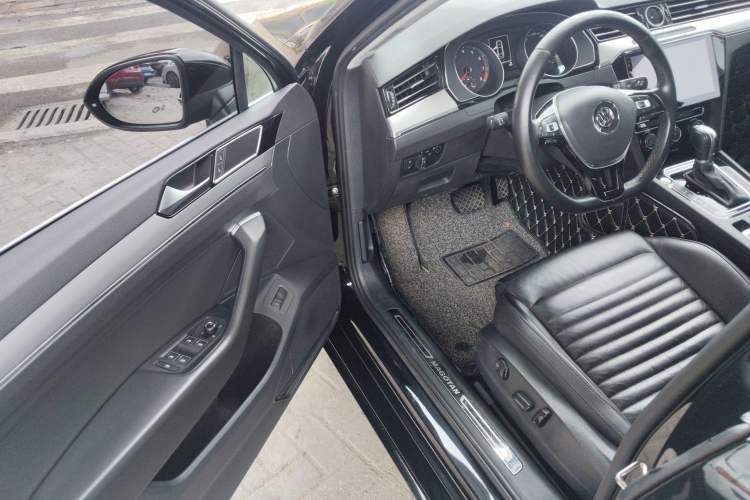 Used Volkswagen Magotan 2017 330TSI DSG Leading Model
