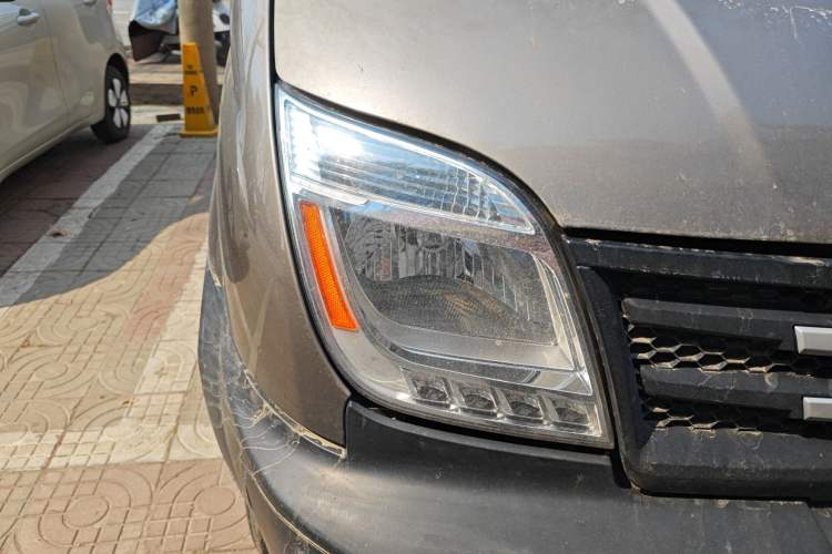 Used SAIC MAXUS Xintu V80 2017 2.5T AMT Aoyuntong National V Short Wheelbase Mid-Roof 5/6/10-Seater
