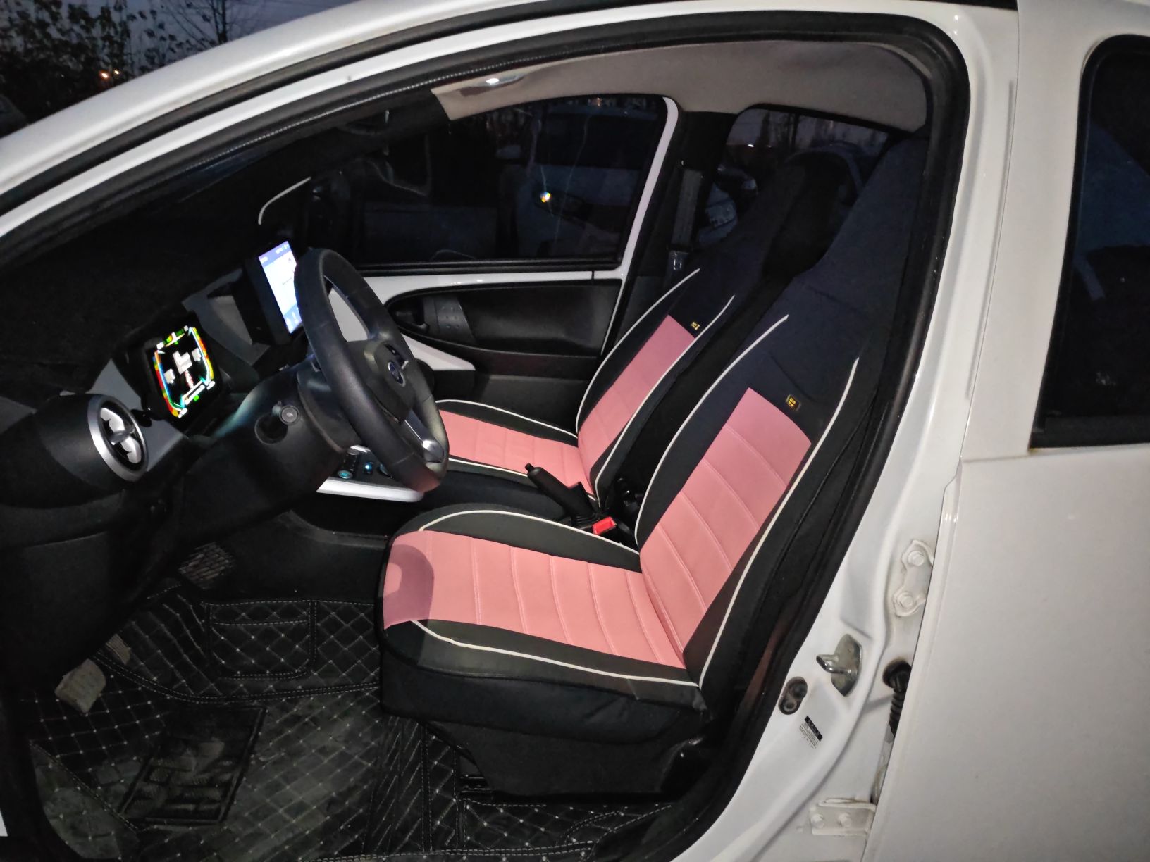 المقاعد الأمامية داخل السيارة