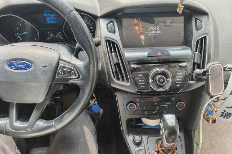 Used Ford Focus 2015 Hatchback EcoBoost 125 Automatic Supreme Style Edition Audio And AC Panel