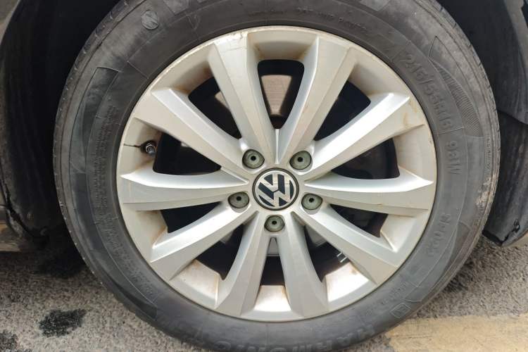 Used Volkswagen Magotan 2013 1.8TSI Premier Model Right Front Wheel Hub
