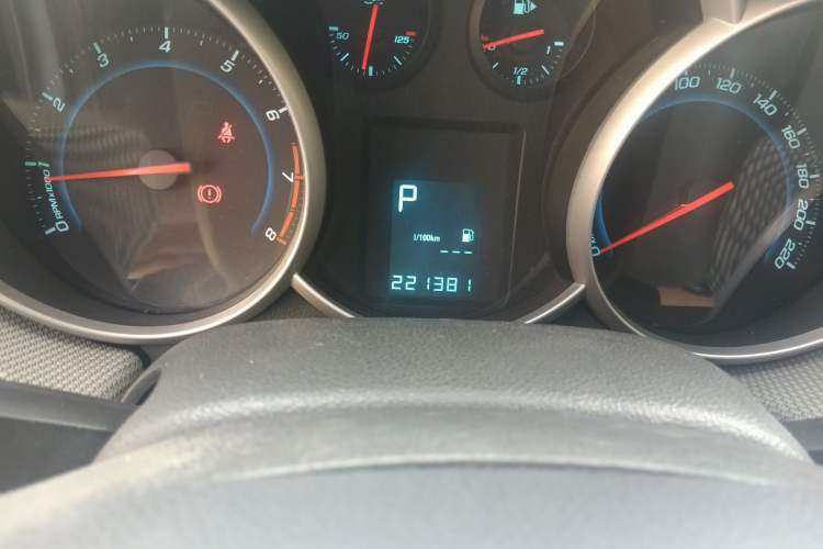 Used Chevrolet Cruze 2012 1.8L SE AT Odometer Close Up