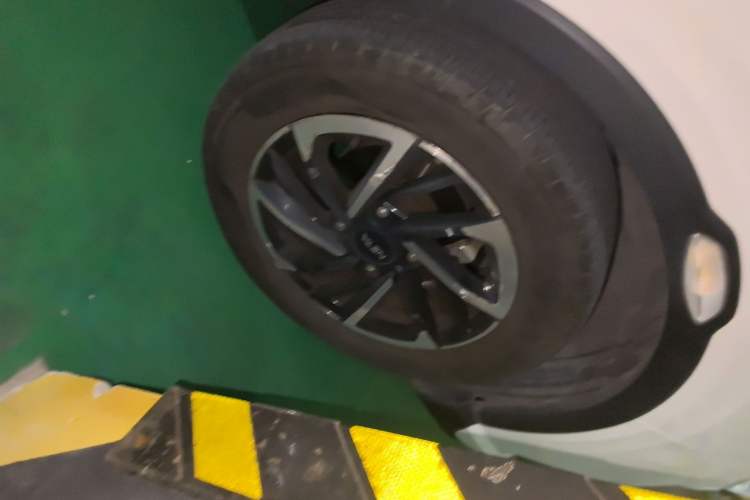 Used NETA V 2021 Long-Range Entertainment Edition Right Front Wheel Hub