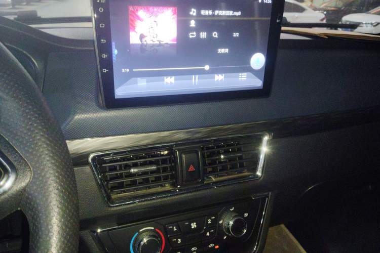 Used Jinbei Gold Card S6 2024 1.6L Standard Cargo Truck Single Cab 3.7-Meter Rear Dual Wheels SWD16MS Stake Bed
