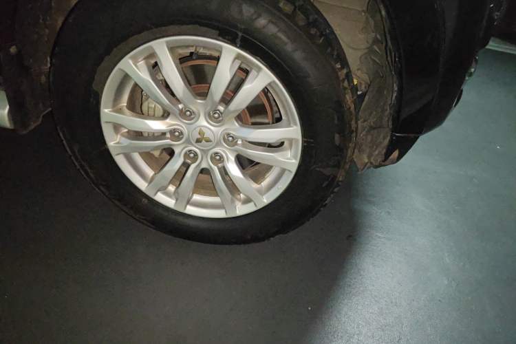 Used Mitsubishi Pajero  Right Front Wheel Hub
