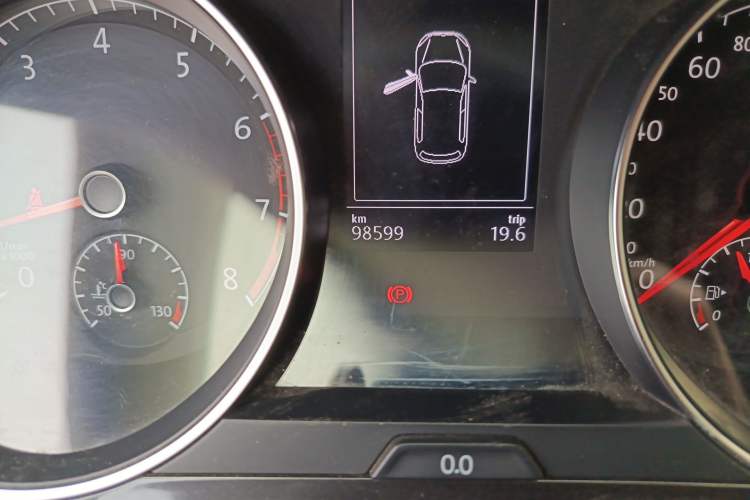 Used Volkswagen Golf 2017 1.6L Automatic Comfort Million-Vehicle Anniversary Edition Odometer Close Up