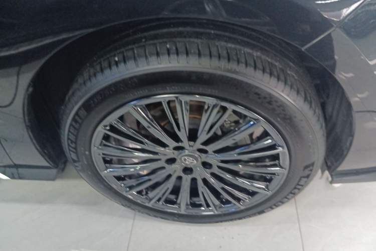 Used Toyota Granvia 2024 2.5L Hybrid Prestige PLUS Four-Wheel Drive Version Right Front Wheel Hub