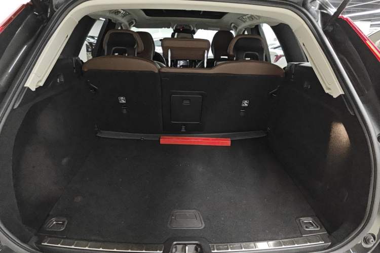 Used Volvo XC60 2019 T5 4x4 Smart Edition China VI Standard Trunk