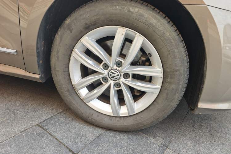 Used Volkswagen Passat 2016 330TSI DSG Luxury Edition Right Front Wheel Hub