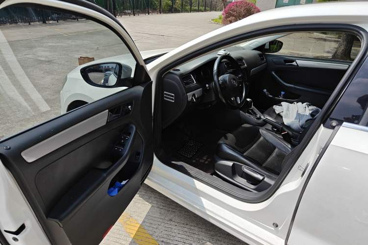 Used Volkswagen Sagitar 2012 1.4TSI Automatic Luxury Edition Driver Seat