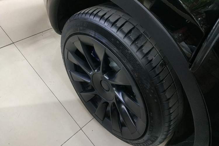 Used Tesla Model Y 2023 Long-Range All-Wheel-Drive Version