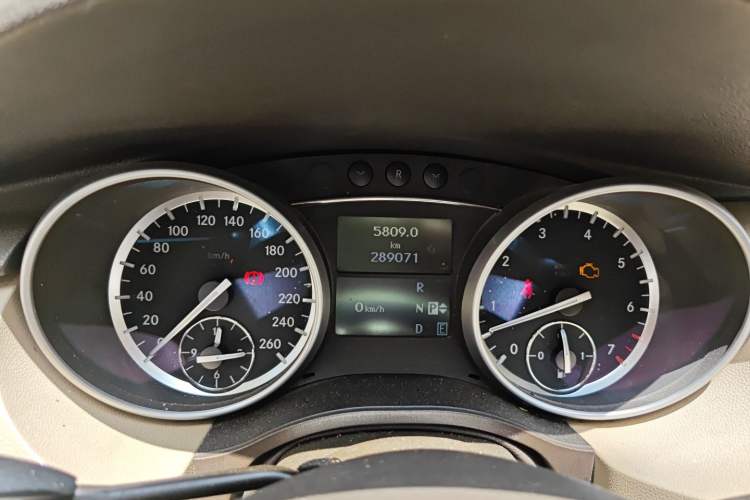 Used Mercedes-Benz R-Class 2010 R 350 L 4MATIC Odometer Close Up