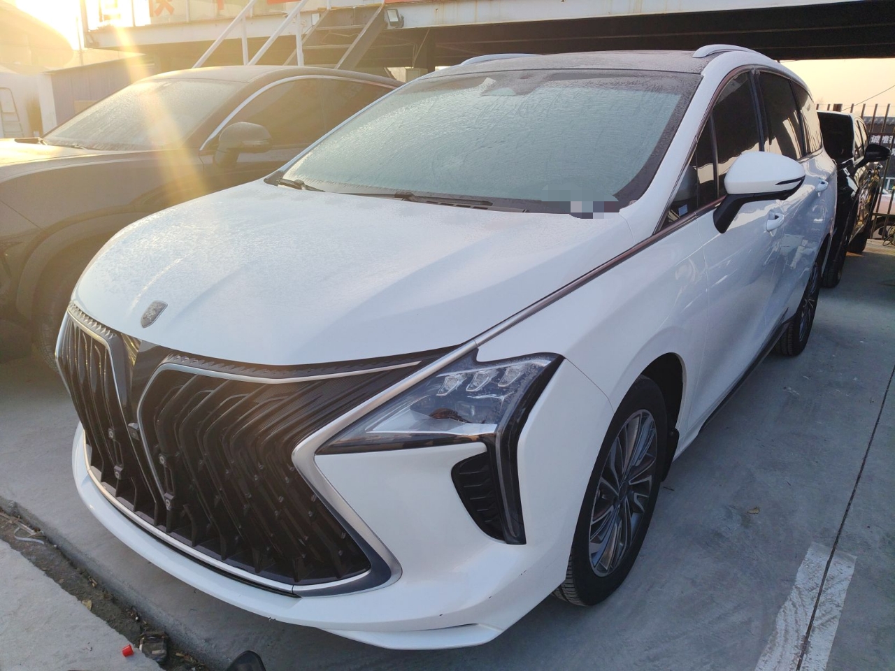 Под передней частью автомобиля