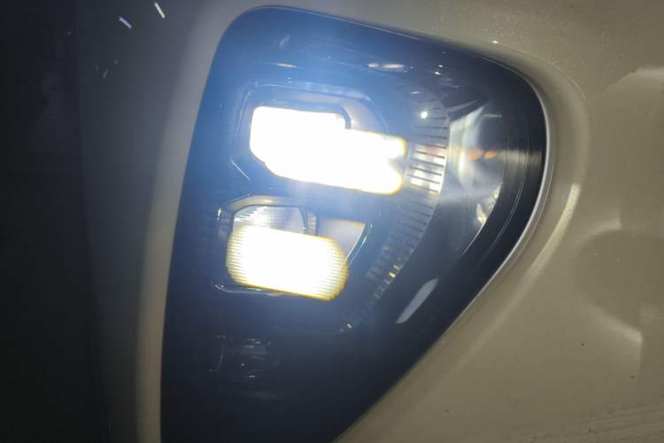 Used Nio ES8 2024 75 kWh Executive Edition Right Front Headlight