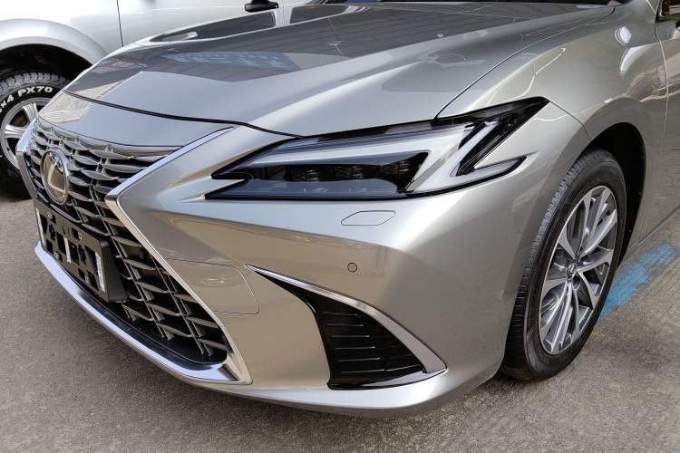 Used Lexus ES 2025 300h Deluxe Edition