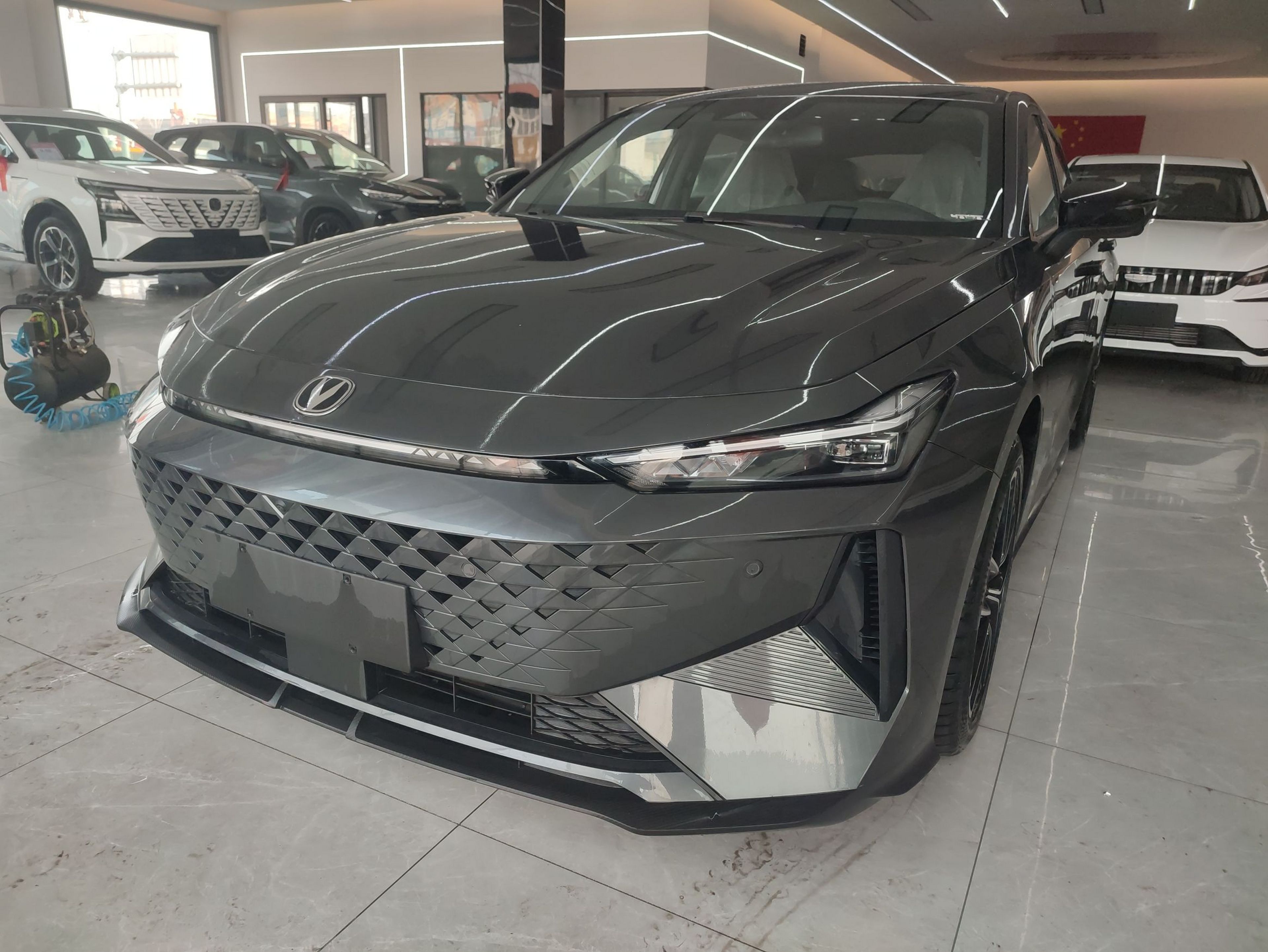 تحت مقدمة السيارة