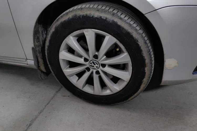 Used Volkswagen Magotan 2012 Revised 1.8TSI Luxury Version Right Front Wheel Hub