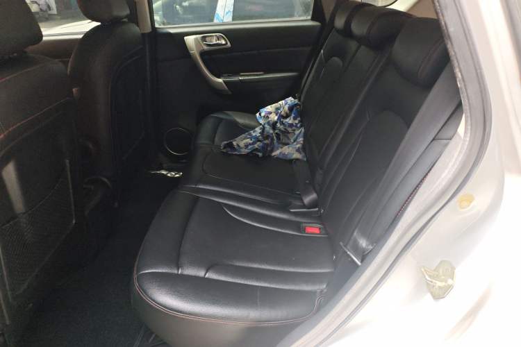 Used Haval H6 2015 Upgraded Model 1.5T Manual Two-Wheel Drive Elite Version Left Rear Seat