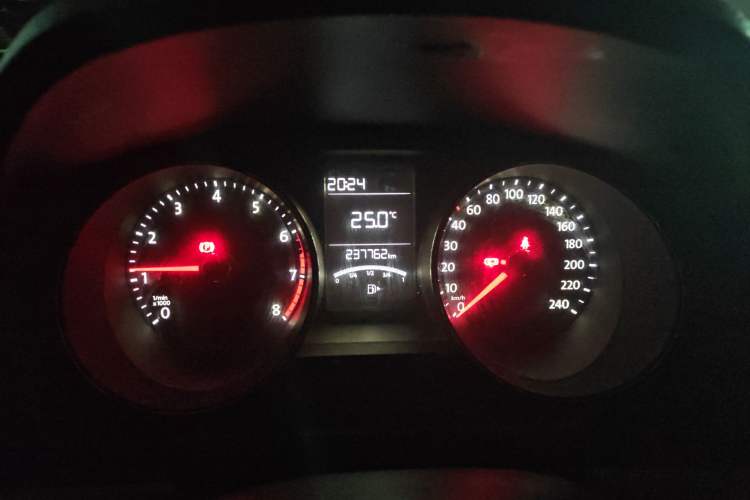 Used Volkswagen Lavida 2015 1.6L Manual Comfort Edition Instrument Cluster